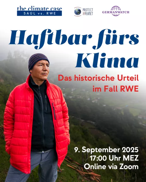 Das Bild zeigt Saúl vor einem dunklegrünen Wald, welcher nach oben hin ausgeblendet wird. Über Saúl befindet sich die Überschrift "Haftbar fürs Klima" mit dem Zusatz "Das historische Urteil im Fall RWE". Das Bild informiert über eine Online-Veranstaltung auf Zoom am 09. September 2025 um 17 Uhr MEZ.
