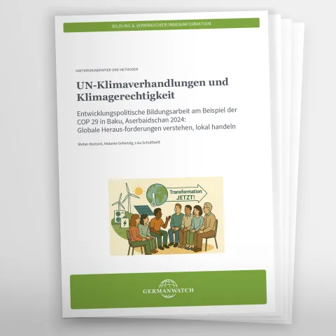 Titelbild der Broschüre mit Grafik in der Mitte: 3 junge Menschen sitzen vier älteren Menschen gegenber, einer der jungen Menschen gestikuliert erklärend etwas zu den älteren Personen. Im Hintergrund sind Windräder, Solar, Sonne und die Erde und die der Schriftzug "Transformation JETZT!"