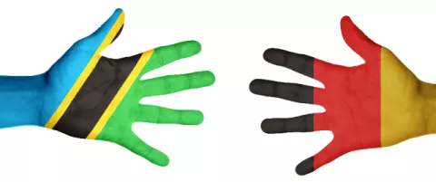 Hände Tanzania und Deutschland Hände Tanzania und Deutschland