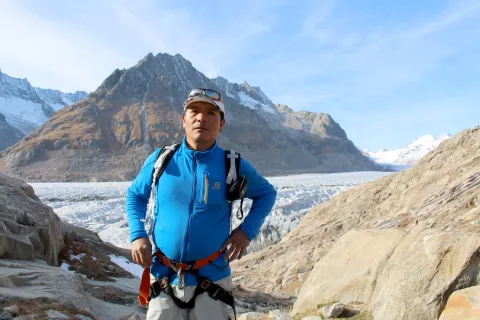 Foto: Saúl Lliuya Luciano besucht den Aletsch-Gletscher in den Alpen 2017 (Foto: Hanna Fuhrmann / Germanwatch) Foto: Saúl Lliuya Luciano besucht den Aletsch-Gletscher in den Alpen 2017 (Foto: Hanna Fuhrmann / Germanwatch)
