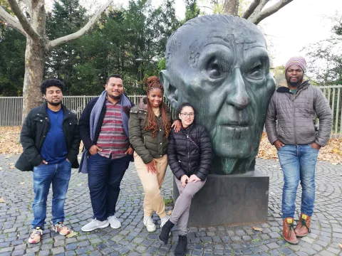 Die fünf Teilnehmer:innen des "Konkreten Fridensdienstes Reverse" beim Rundgang durch das politische Bonn (v.l.n.r.: Ayanda Lepheana, Südafrika; Sara Chavarria, Nicaragua; Sibozo Nomthandazo, South Africa; Raul Carias Hernandez, Honduras; Julio Pineda Mercado, Nicaragua)