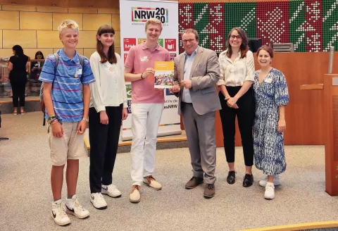 Jugendliche mit NRW-Umweltminister Oliver Krischer