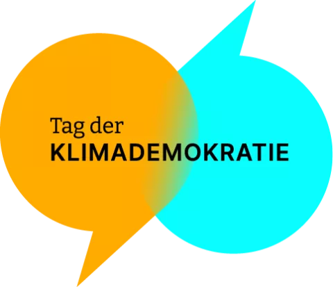 Logo: Zwei ineinandergreifende Sprechblasen in orange und blau mit dem Schriftzug "Tag der Klimademokratie"