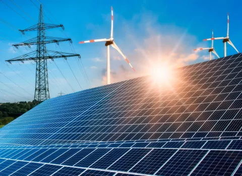 Windräder, Solarpanels und Stromnetze