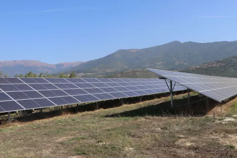 Früher ausschließlich Braunkohletagebau, heute auf bereits zugeschütteten Gruben ein Solarpark: Blick auf Solarmodule im Bergbauort Oslomej.