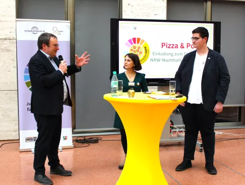 Minister Oliver Krischer im Gespräch mit Jugendlichen