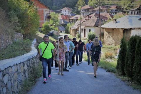 Die Reisegruppe besucht das Dorf Belica, das eine erfolgreiche nachhaltige Zukunftsperspektive entwickelt hat.
