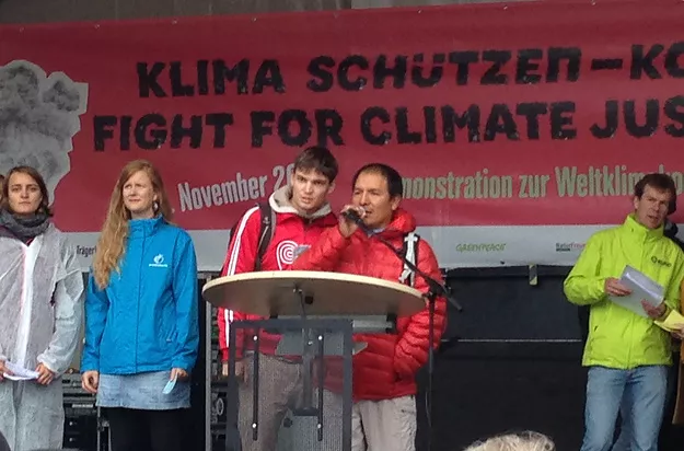 Saúl Luciano Lliuya hält eine Rede auf der Klimademonstration am 4. November zur COP 23 in Bonn.