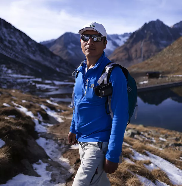 Saúl Luciano Lliuya steht vor dem Großen Aletschgletscher in der Schweiz