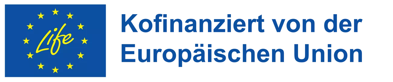 "Life! Logo in gelb auf blauem Hintergrund; um den Schriftzug herum sind gelbe Sterne, erinnernd an die Sterne auf der europäischen Flagge; danaben steht: Kofinanziert von der Europäischen Union
