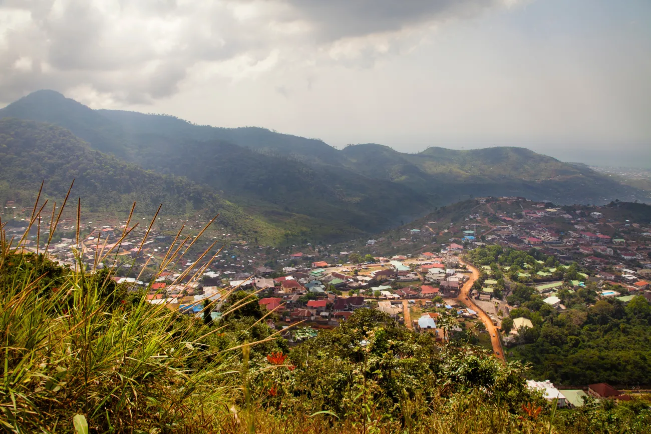 Eine verregnete, wolkenverhangene Hügellandschaft in Sierra Leone