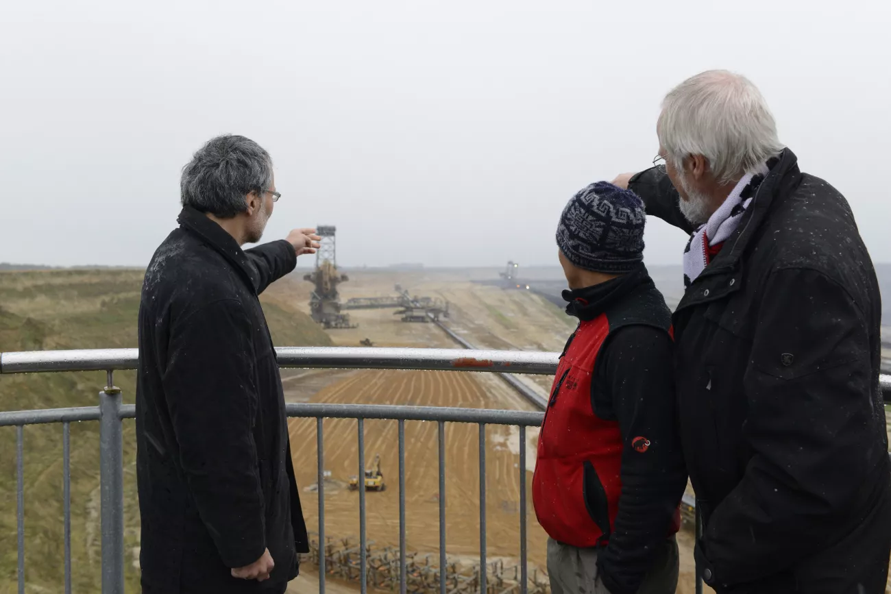 Christoph Bals und Klaus Milke mit Saúl Luciano am Braunkohletagebau Garzweiler, 24.11.2015