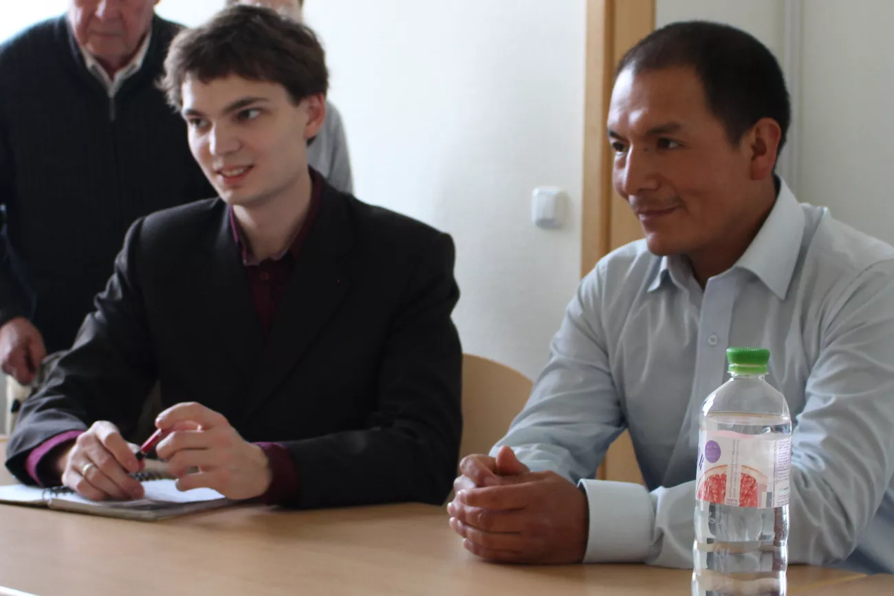  Foto: Saúl Luciano Lliuya und sein Übersetzer und Noah Walker-Crawford, Germanwatch-Experte für Peru und Klima