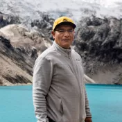 Portrait von Saúl Luciano LLiuya vor dem Gletschersee Palcacocha