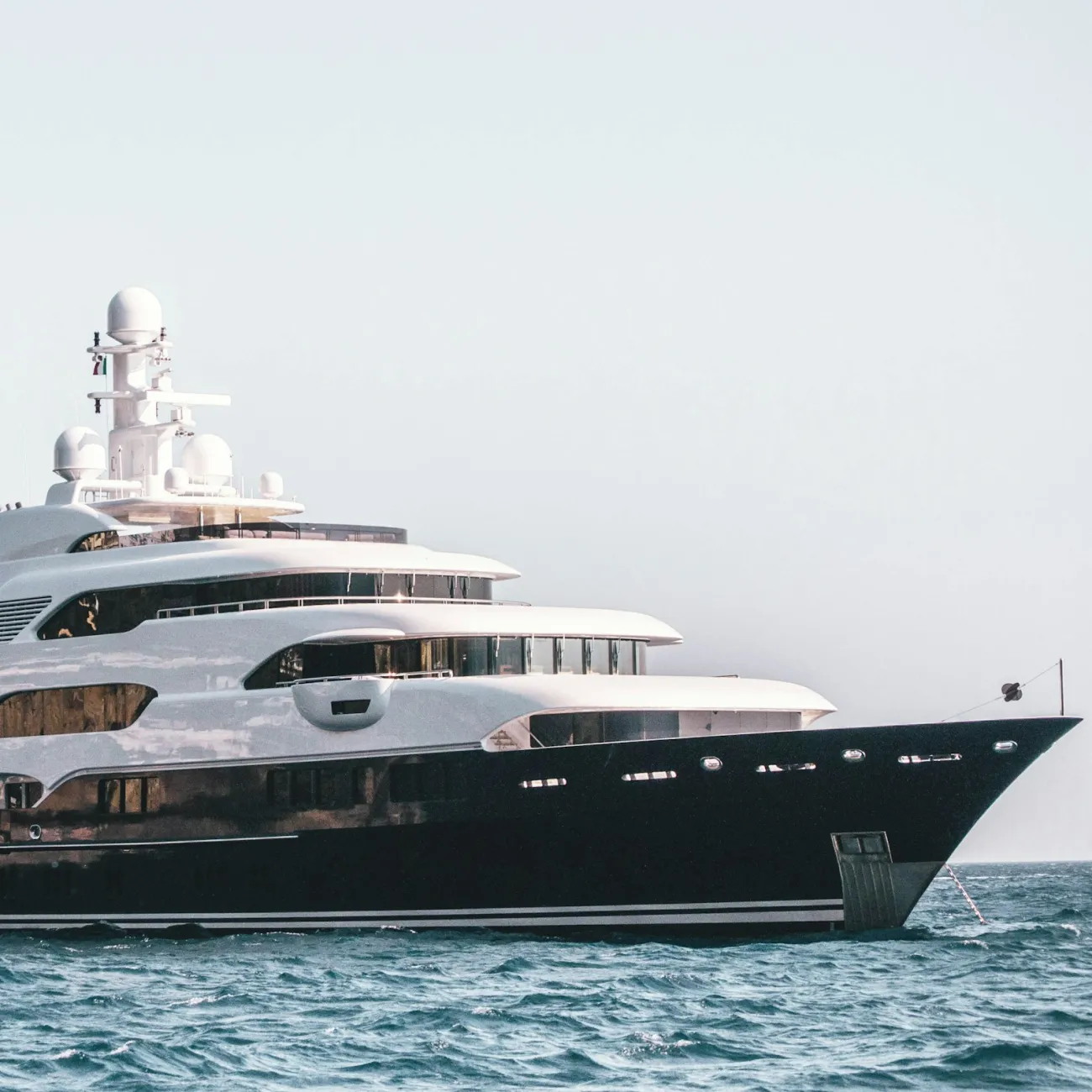 Eine vierstöckige Superyacht, die auf dem Meer schwimmt