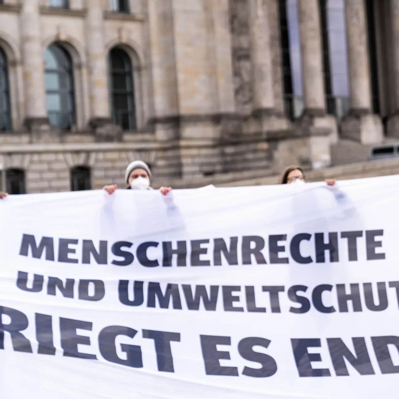 Demonstration for dem deutschen Bundestag: Banner "Menschenrechte und Umweltschutz"