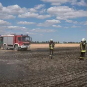 Bei Löscharbeiten eines Feldbrandes