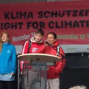 Saúl Luciano Lliuya hält eine Rede auf der Klimademonstration am 4. November zur COP 23 in Bonn.