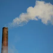 Rauchender Industrieschornstein