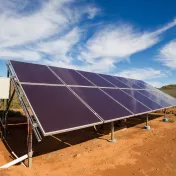 Eine Solaranlage in der Wüste von Südafrika