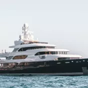Eine vierstöckige Superyacht, die auf dem Meer schwimmt