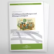 Titelbild der Broschüre mit Grafik in der Mitte: 3 junge Menschen sitzen vier älteren Menschen gegenber, einer der jungen Menschen gestikuliert erklärend etwas zu den älteren Personen. Im Hintergrund sind Windräder, Solar, Sonne und die Erde und die der Schriftzug "Transformation JETZT!"