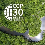 Luftbild vom Amazonasregenwald mit Schriftzug COP30 Belem, Brasilien