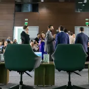 Leere Stühle bei der COP30 in einem Verhandlungsraum