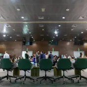 Leere Stühle bei der COP30 in einem Verhandlungsraum