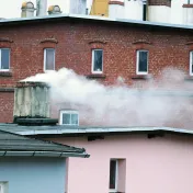Giftiger Rauch kommt aus dem Schornstein eines Wohnhauses