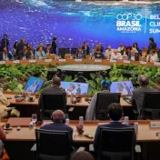Politiker sitzen im Kreis auf einer Sitzung der COP30 in Belem.