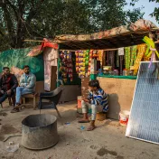 Kleiner Verkaufsstand in Delhi mit Solarpanel