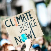 Schild auf einer Demonstration mit der Aufschrift "climate justice now"