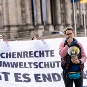Demonstration for dem deutschen Bundestag: Banner "Menschenrechte und Umweltschutz"