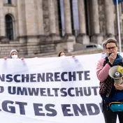Demonstration for dem deutschen Bundestag: Banner "Menschenrechte und Umweltschutz"