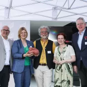 v.l.n.r.: Prof. Dr. Andreas Archut (Vorsitzender Bonner Medien Club), Silvie Kreibiehl (Vorstandsvorsitzende Germanwatch e.V.), Christoph Bals (Politischer Geschäftsführer, Germanwatch e.V.), Katja Dörner (Oberbürgermeisterin der Bundesstadt BONN), Peter Limbourg (Intendant der Deutschen Welle) bei der Übergabe des Medienpreises an Germanwatch. | Fotocredit: Ayse Tasci/BMC