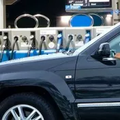 Collage: Lindner im SUV an der Tankstelle