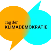 Logo: Zwei ineinandergreifende Sprechblasen in orange und blau mit dem Schriftzug "Tag der Klimademokratie"