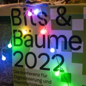 Plakat mit Lichterkette: Bits & Bäume 2022