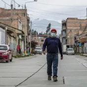 Saúl Luciano Lliuya en las calles de Huaraz