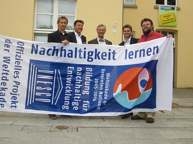 v.l.n.r.: Stefan Rostock (Teamleiter Bildung für Nachhaltige Entwicklung, Germanwatch), Christian Brehm (Direktor für nachhaltiges Marketing und Vertrieb, Lightcycle) Prof. Gerhard de Haan (Vorsitzender des deutschen Komitees der UN-Dekade) Stephan Riemann (Geschäftsführer von Lightcycle) Martin Fliegner (Geschäftsführer von Geoscopia) 